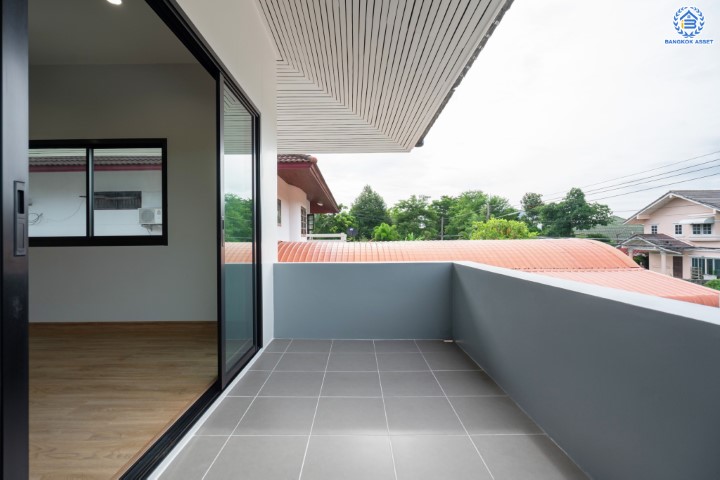 บ้านมือสองตกแต่งใหม่ ม.เมืองเอกประจิม พหลโยธิน87 ตกแต่งครบทุกฟังก์ชัน เนื้อที่ 100 ตร.ว. พื้นที่ใช้สอยเยอะ พร้อมฟังก์ชัน 3 ห้องนอน 4 ห้องน้ำ 1 ห้องอเนกประสงค์ 1 ห้องแม่บ้าน จอดรถได้ 4 คัน เชื่อมต่อทุกการเดินทาง ใกล้รถไฟฟ้าสายสีแดง "สถานีหลักหก"และทางด่วน "ศรีสมาน"